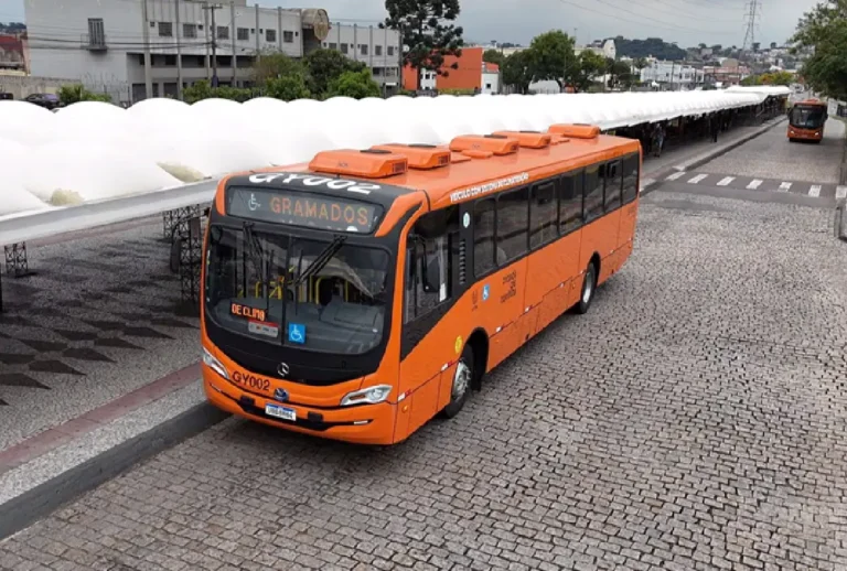 Ônibus com ar-condicionado começa a operar em Curitiba reforçando conforto