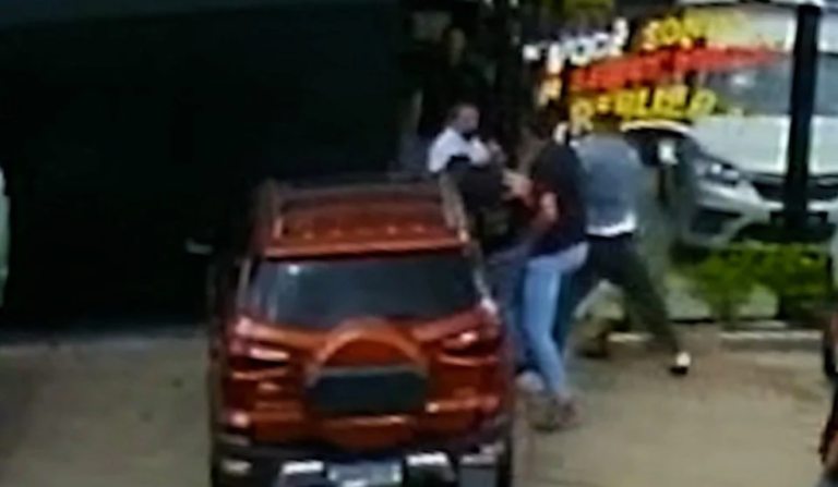 Golpe em loja de veículos em Curitiba termina com agressão a pai e filho