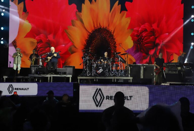 Multidão enfrenta chuva para curtir show do Paralamas do Sucesso em Matinhos