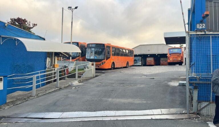 paralisação de ônibus em Curitiba afeta milhares de usuários