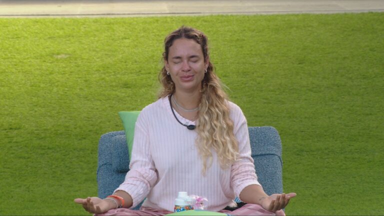 Sarah Andrade emociona-se durante meditação no BBB 26