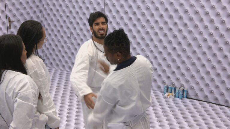 Quarto Branco: Ricardinho desiste da vaga no BBB 26 ao apertar botão vermelho