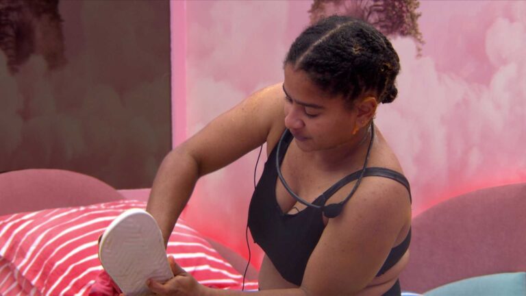 Milena provoca reação ao desarrumar cama de brother após eliminação no BBB 26