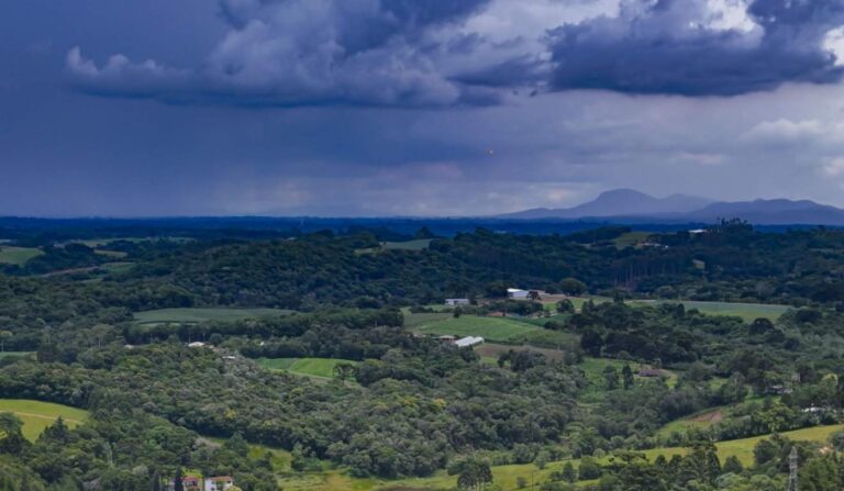 Previsão do tempo para Curitiba reforça calor e chuvas de verão nesta sexta