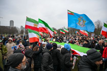 Irã ameaça retirar embaixada no Reino Unido após ataque a bandeira