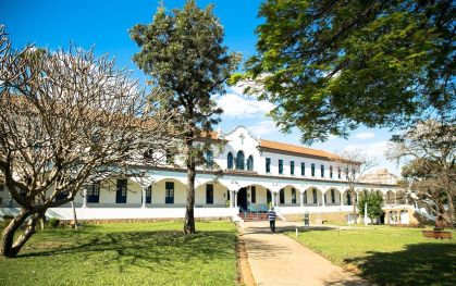 PUC Minas oferece bolsas de estudo integrais e parciais para 2026