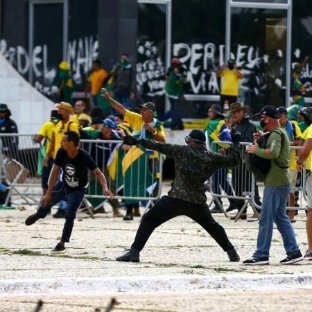 Lula veta benefício a golpistas e fortalece democracia brasileira
