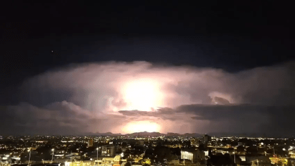 Temporal no litoral paranaense registrado a partir de Curitiba mostra força das tempestades