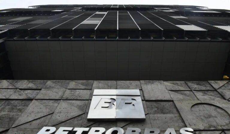 Petrobras anuncia redução de 5,2% no preço da gasolina A para distribuidoras