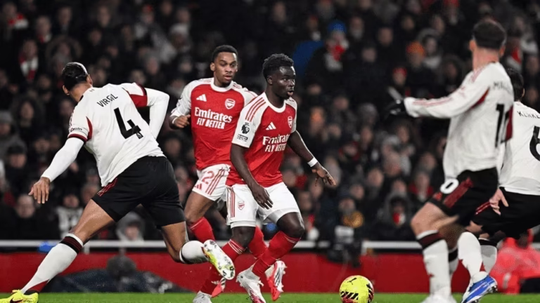 Arsenal empata com Liverpool e mantém liderança apertada na Premier League