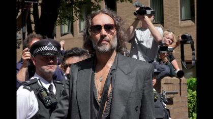 Russell Brand enfrenta novas acusações de crimes sexuais no tribunal