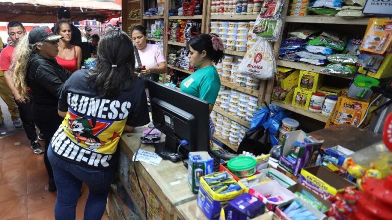Queda dramática do salário mínimo na Venezuela impacta economia local