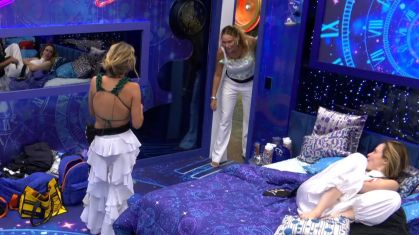 Sarah é flagrada ouvindo conversa atrás da porta no BBB 26