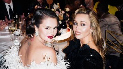 Reencontro emociona fãs de selena gomez e miley cyrus no globo de ouro