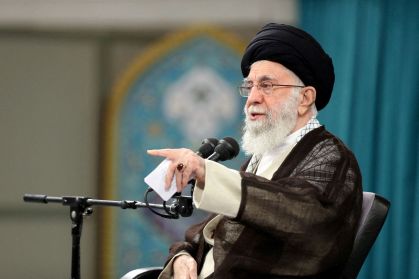 Exército israelense destrói avião ligado a Ali Khamenei em Teerã