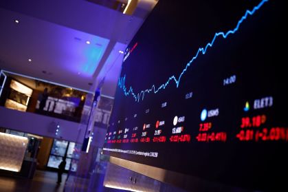 Ações do Santander e da B3 recuam após troca de liderança corporativa