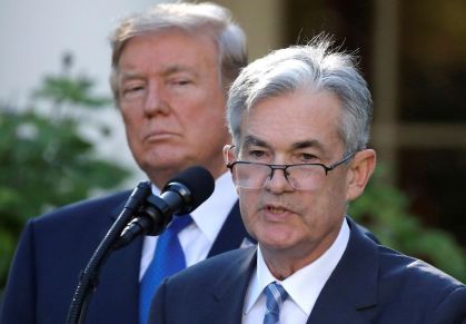 Dólar cai e ações oscilam diante da pressão de Trump sobre Powell