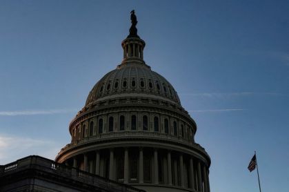 Shutdown pressiona Mike Johnson em meio a debate sobre financiamento e ICE nos EUA