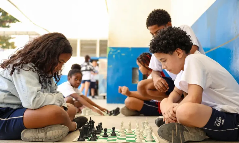 Mec avalia impacto da restrição de celular nas escolas em 2026
