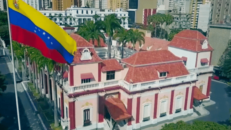 Explosões e caos marcam a captura de Maduro na Venezuela