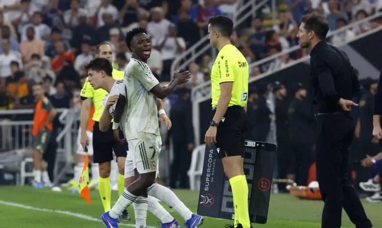 Simeone admite erro e se desculpa com Vini Jr após provocações na Supercopa