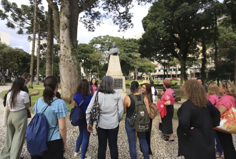 Walking tours gratuitos valorizam o centro histórico de Curitiba