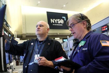 Wall Street opera sem rumo único com Intel e tensões geopolíticas
