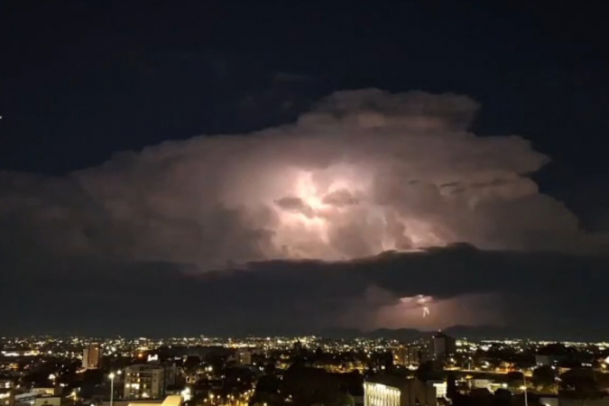 Chuva diminui no Paraná após intensa atividade de raios neste verão