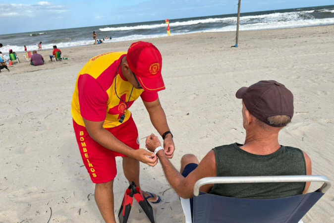 Cuidados essenciais para idosos na praia durante o verão