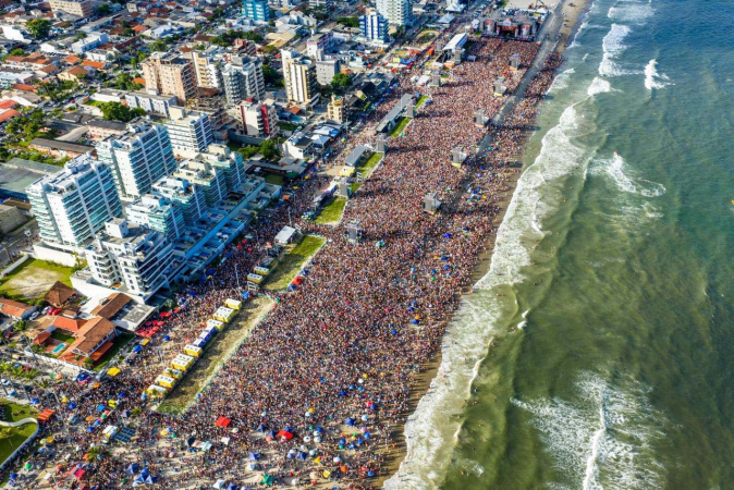 Gusttavo Lima encanta 265 mil pessoas com show de três horas em Matinhos