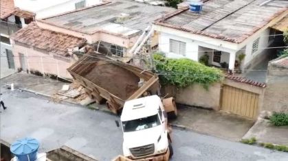 Caminhão desgovernado atinge casas e causa danos estruturais em Sabará