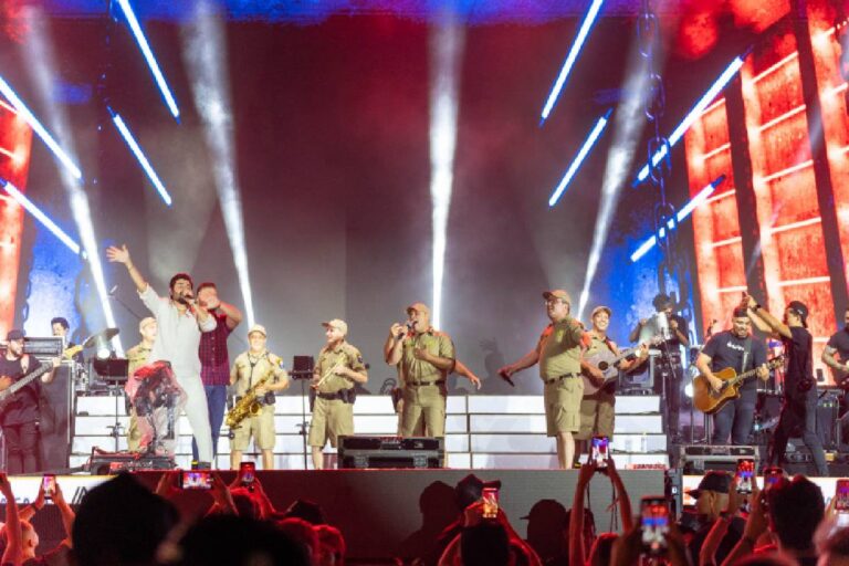 Zé Neto e Cristiano animam público com banda da PM em show