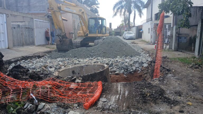 Obras de drenagem no bairro Iná em São José dos Pinhais provocam mudanças no trânsito