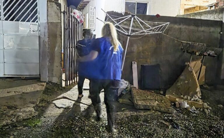 Fas distribui colchões para famílias afetadas por fortes chuvas em Curitiba