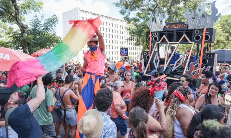 Bloco Aparelhinho impulsiona carnaval de rua e transformação cultural em Brasília