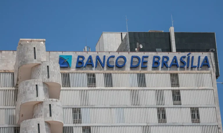 Justiça bloqueia ações do Brb ligadas ao Banco Master em investigação
