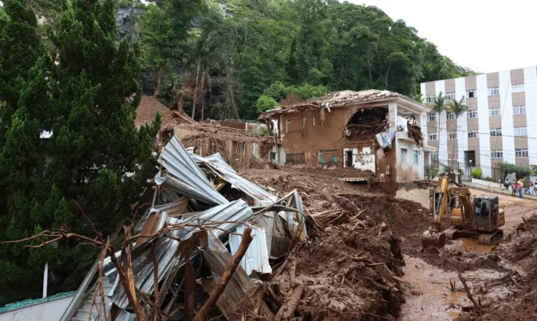 Lula sobrevoa áreas afetadas pelas chuvas na Zona da Mata em Minas Gerais