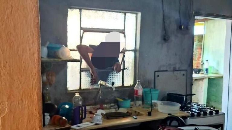 Homem morre preso em vitrô ao tentar entrar na casa da mãe em Araguari