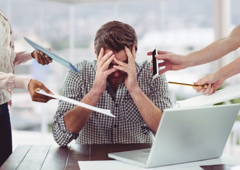 Profissionais adotam férias escondidas para driblar cultura de trabalho