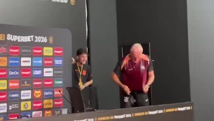 Corinthians celebra título da Supercopa com banho de gelo em Dorival Júnior
