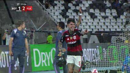 Jogadores do Flamengo celebram Carnaval na Sapucaí após vitória no clássico