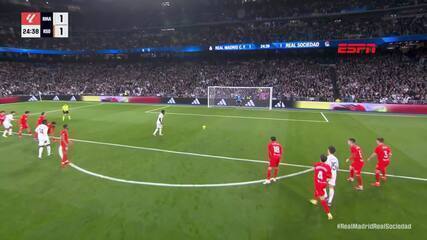 Vini Jr. homenageia Jorginho do Flamengo com estilo único em gols de pênalti