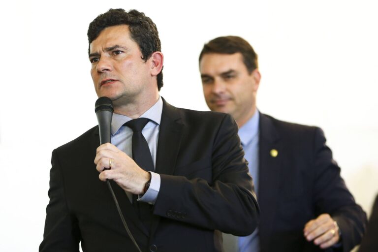 Flávio Bolsonaro avalia apoiar Moro no Paraná para barrar candidatura de Ratinho Jr.