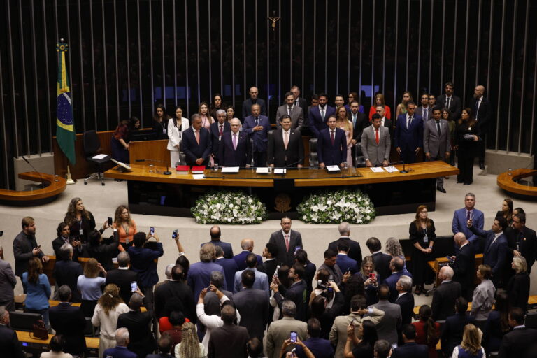 Parlamentares reduzem verba para educação e aumentam recursos para assistência social em 2026