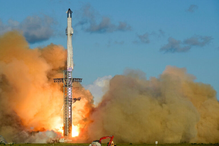elon musk muda foco da spacex para a lua em meio a disputa espacial