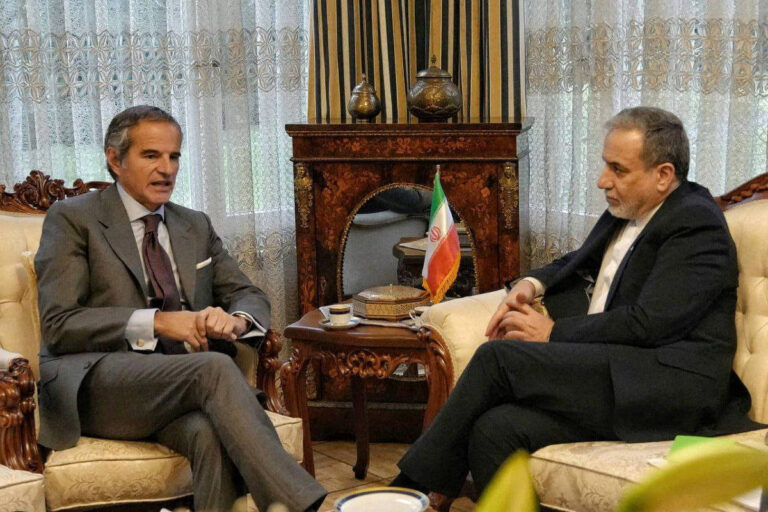 Irã realiza exercício militar no estreito de Hormuz antes de retomar diálogo nuclear com EUA