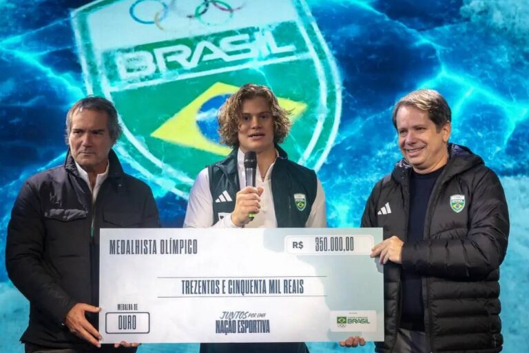Lucas Pinheiro recebe prêmio de R$ 350 mil por ouro olímpico no esqui