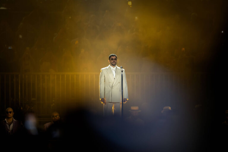 Bad Bunny celebra a latinidade com festa de salsa em São Paulo