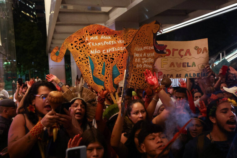 Protesto em São Paulo denuncia dragagem de rios na Amazônia pela Cargill