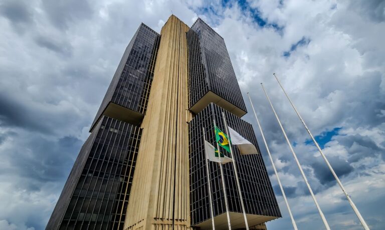 Contas externas apresentam redução no déficit em janeiro de 2026